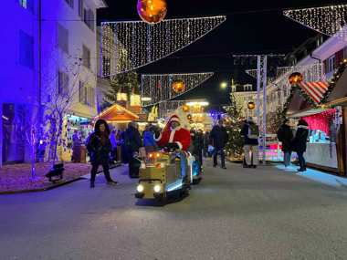 Weihnachtsmarkt in der Oltner Innenstadt mit festlicher Beleuchtung und Adventszügli von Armandos Attraktionen